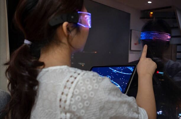 imageye___-_imgi_6_asian-woman-interacting-with-tablet-and-glowing-glasses